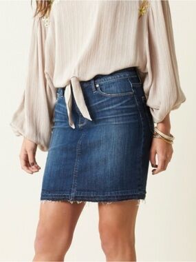 PAIGE 💙 Women’s Mid-rise Blue Color: dabney denim mini skirt Size 24 EUC